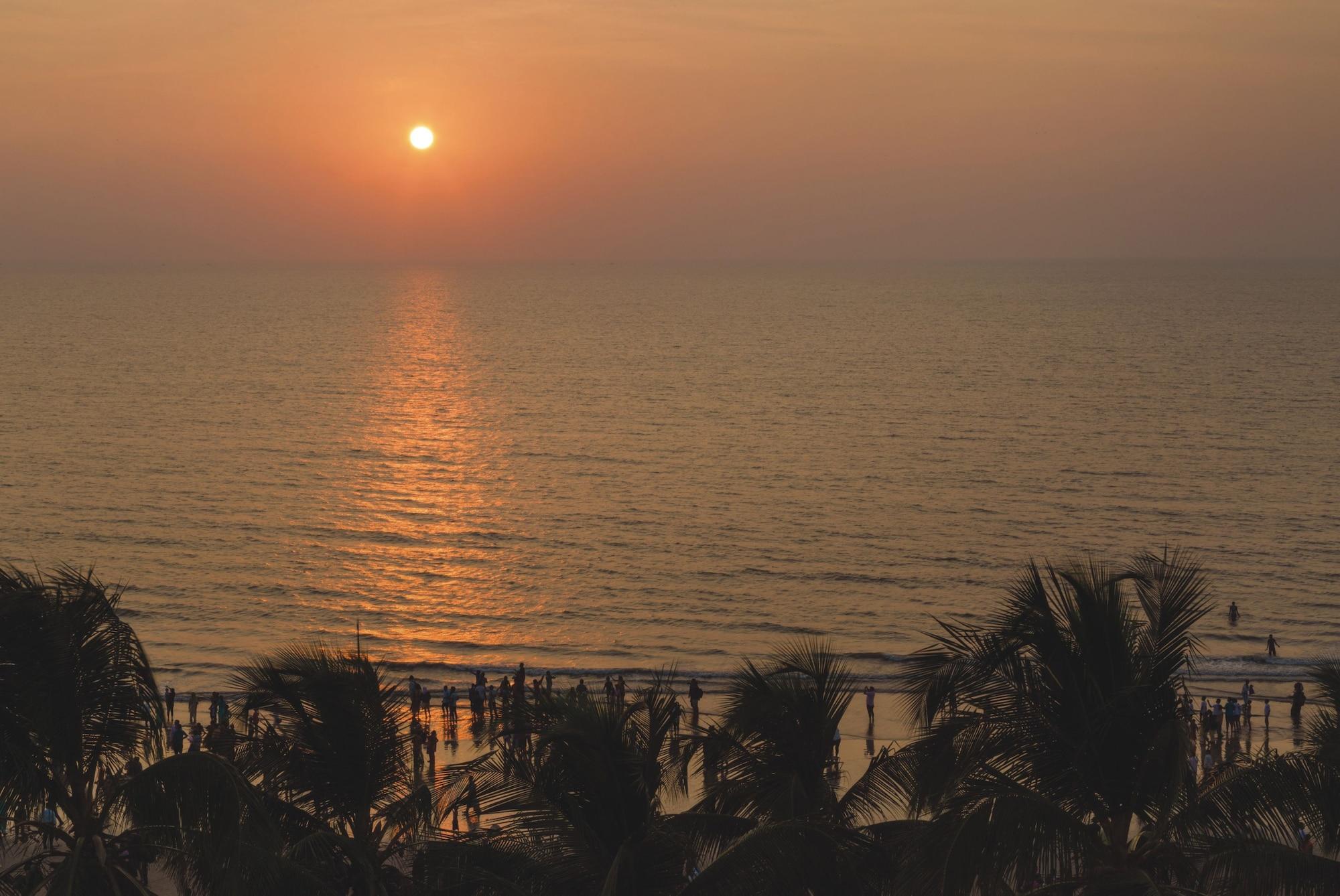 Ramada Plaza By Wyndham Palm Grove Hotel Mumbai Bagian luar foto Sunset at Marina Beach