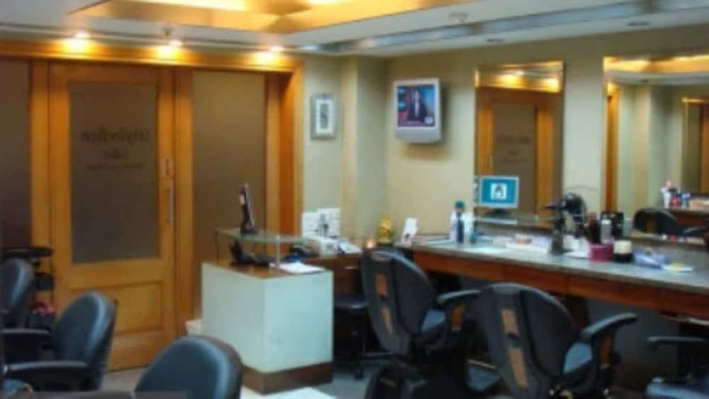 Ramada Plaza By Wyndham Palm Grove Hotel Mumbai Bagian luar foto A dental practice in Mumbai, India