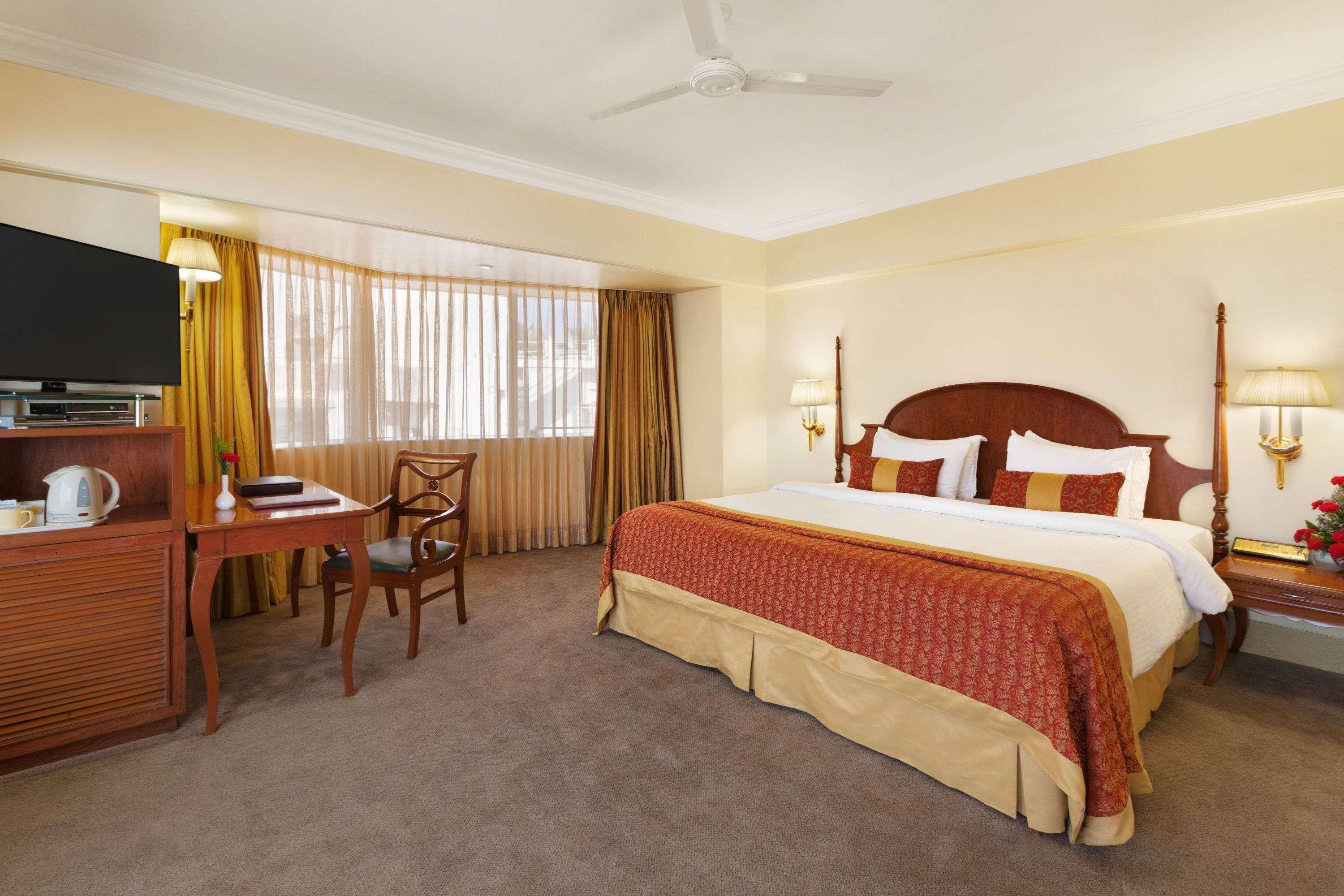 Ramada Plaza By Wyndham Palm Grove Hotel Mumbai Bagian luar foto A room at the hotel