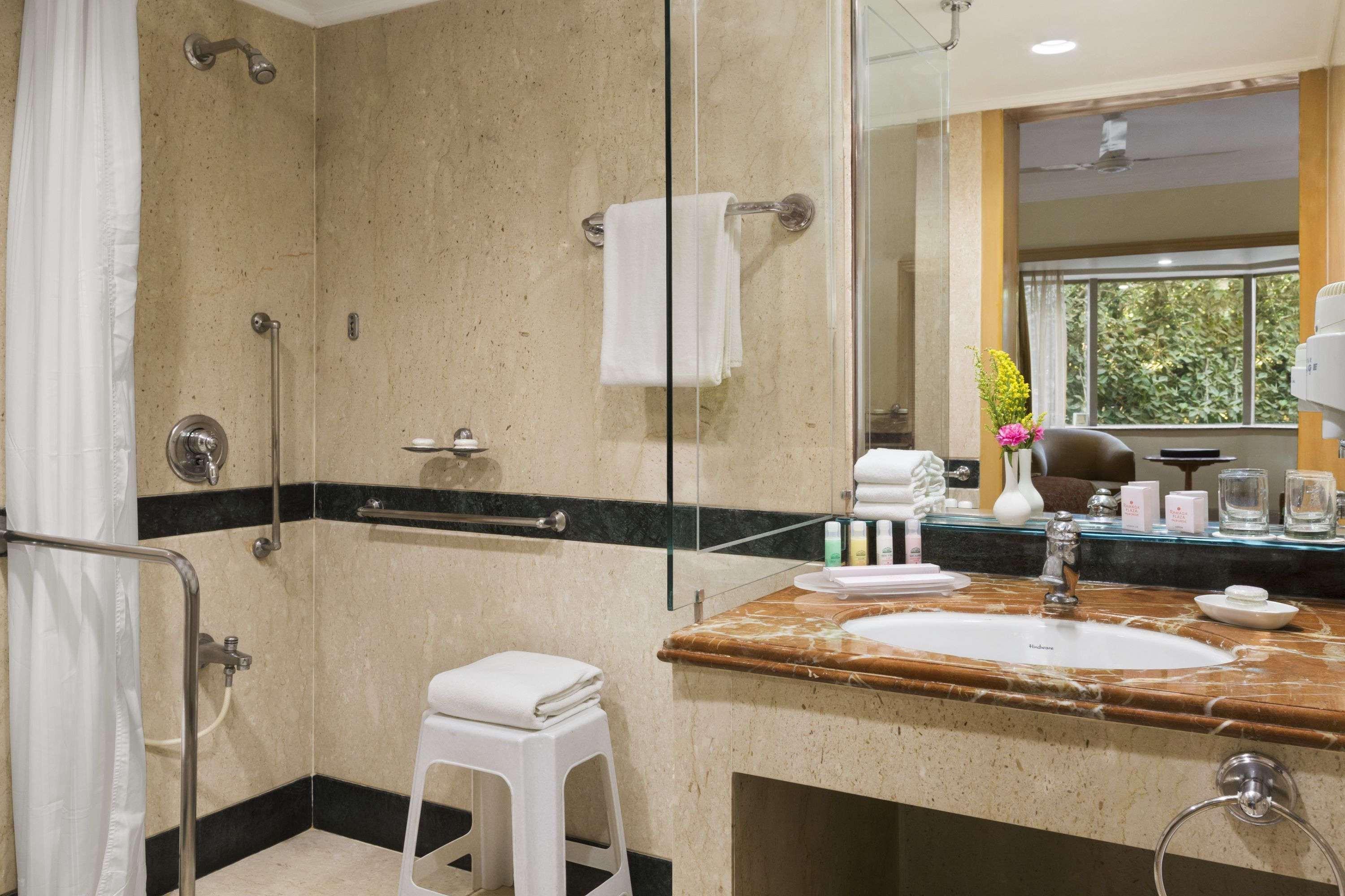Ramada Plaza By Wyndham Palm Grove Hotel Mumbai Bagian luar foto Bathroom