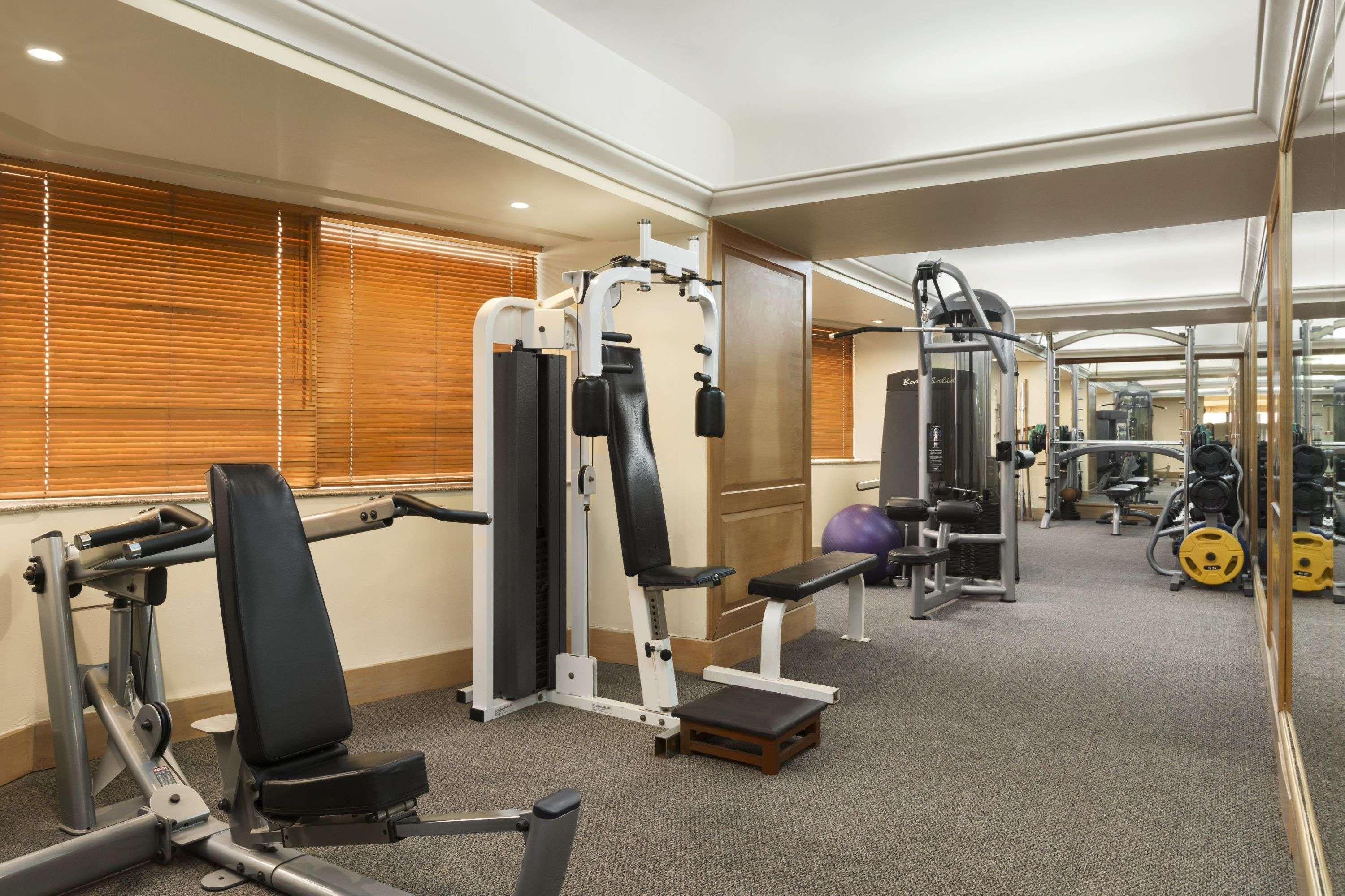 Ramada Plaza By Wyndham Palm Grove Hotel Mumbai Bagian luar foto The gym at the hotel