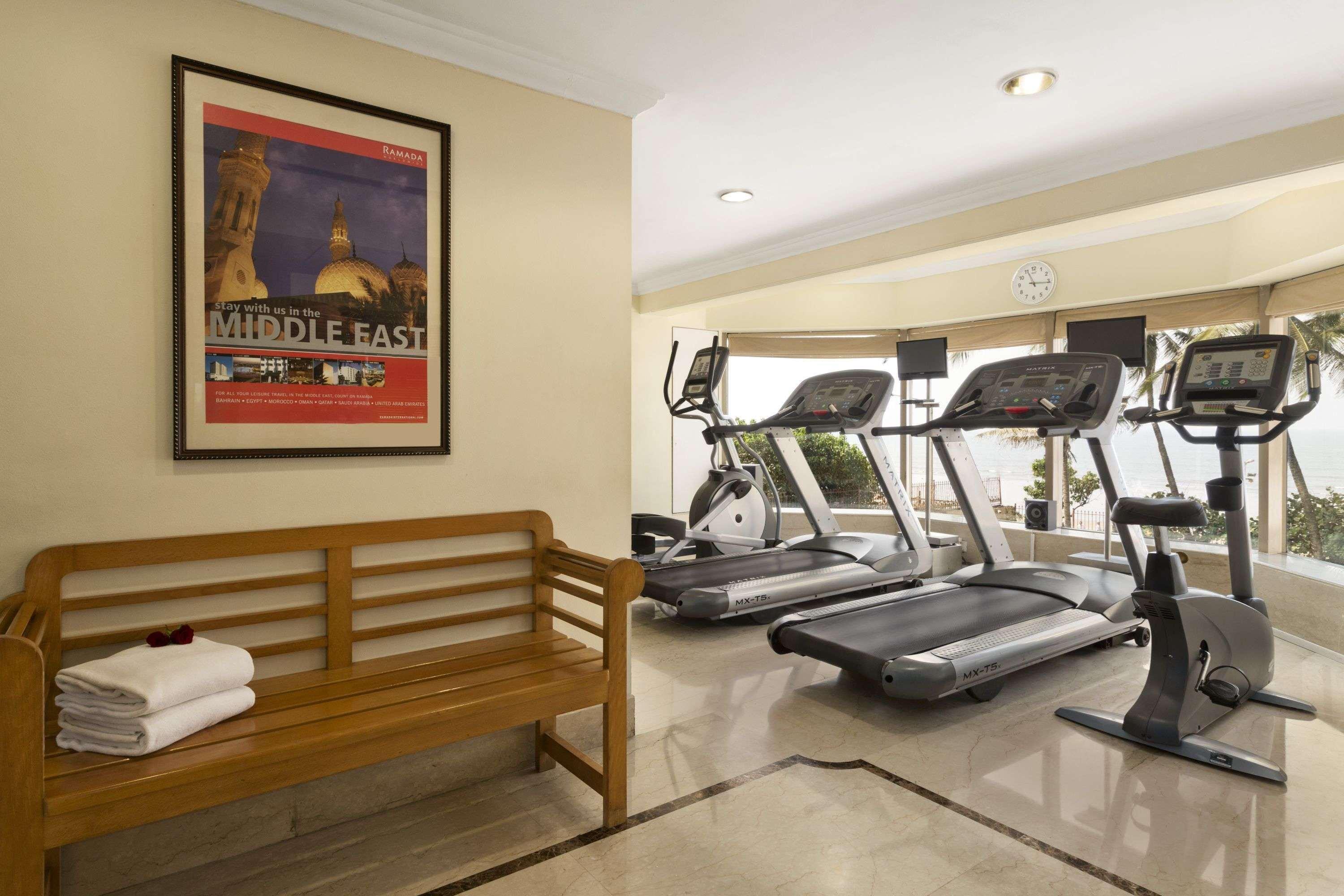 Ramada Plaza By Wyndham Palm Grove Hotel Mumbai Bagian luar foto The gym at the hotel