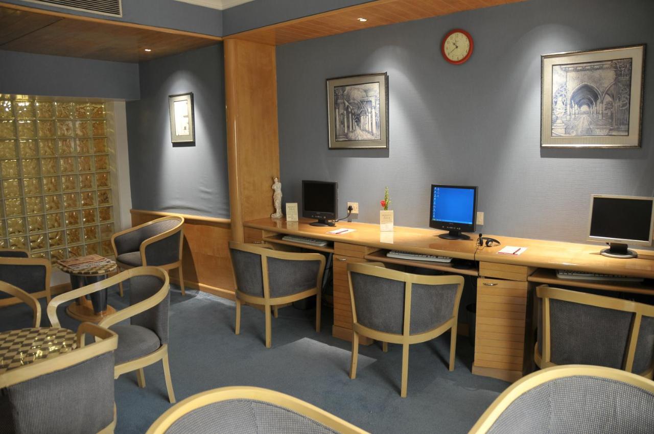 Ramada Plaza By Wyndham Palm Grove Hotel Mumbai Bagian luar foto The Internet Café at the airport