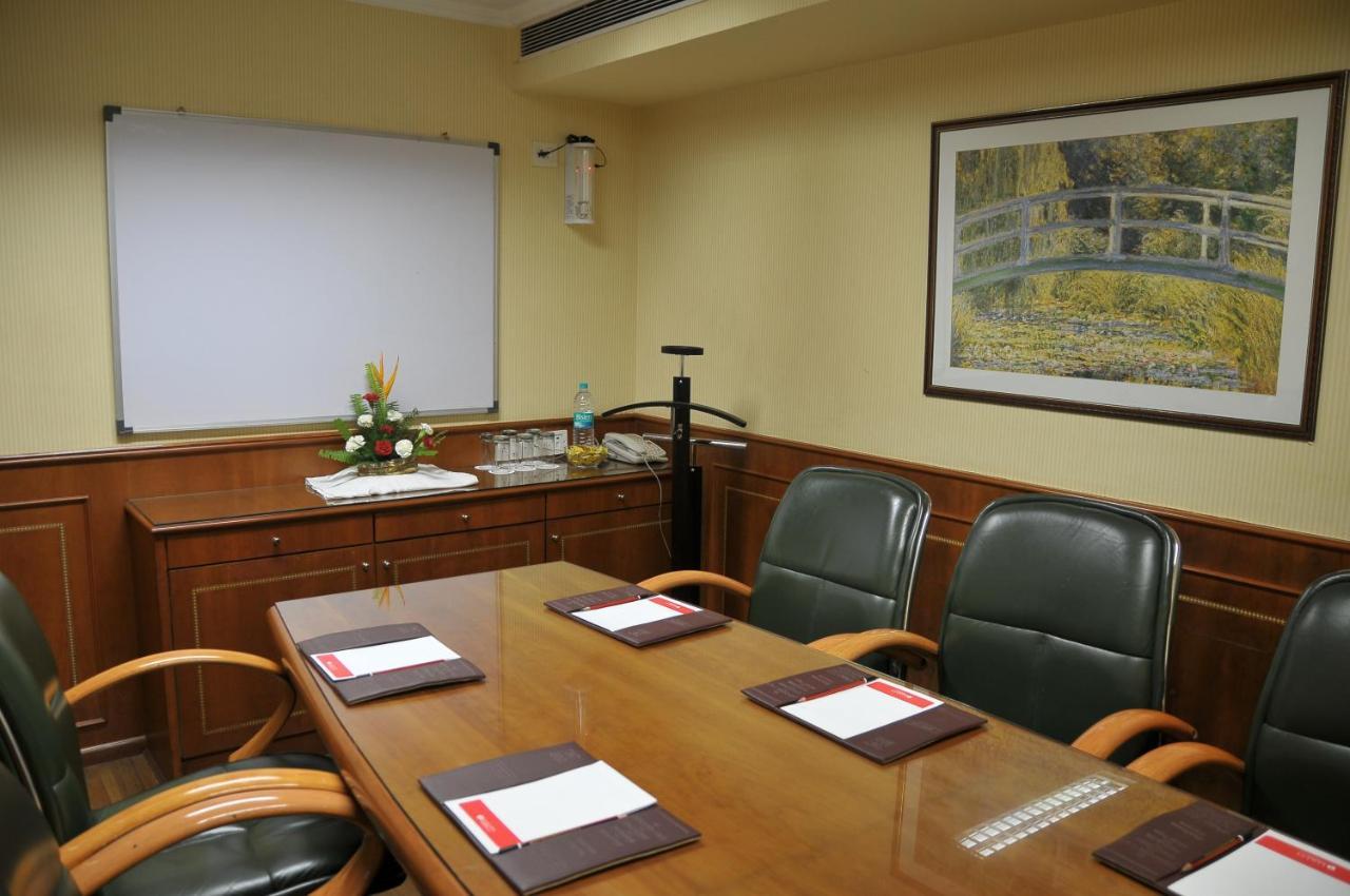 Ramada Plaza By Wyndham Palm Grove Hotel Mumbai Bagian luar foto A meeting room at the hotel