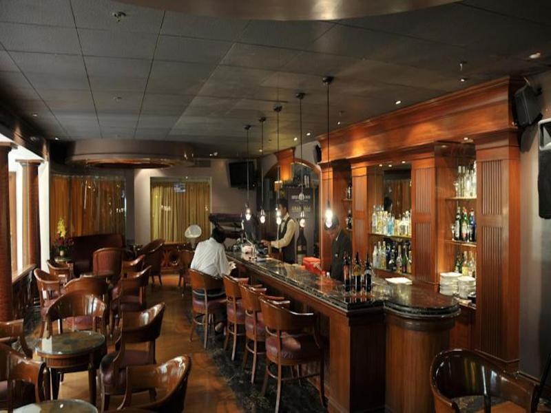 Ramada Plaza By Wyndham Palm Grove Hotel Mumbai Bagian luar foto The bar at the hotel