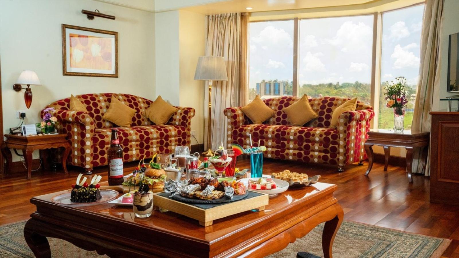 Ramada Plaza By Wyndham Palm Grove Hotel Mumbai Bagian luar foto A living room in a suite at the Taj Bengal