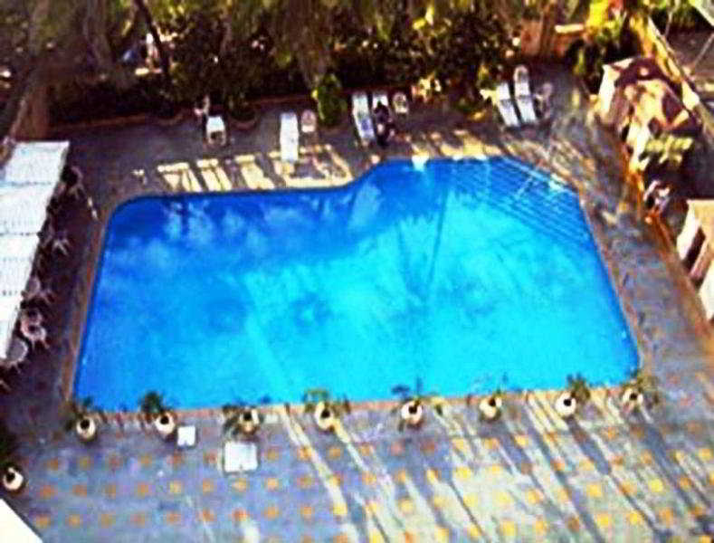 Ramada Plaza By Wyndham Palm Grove Hotel Mumbai Fasilitas foto The pool at the Beverly Hills Hotel