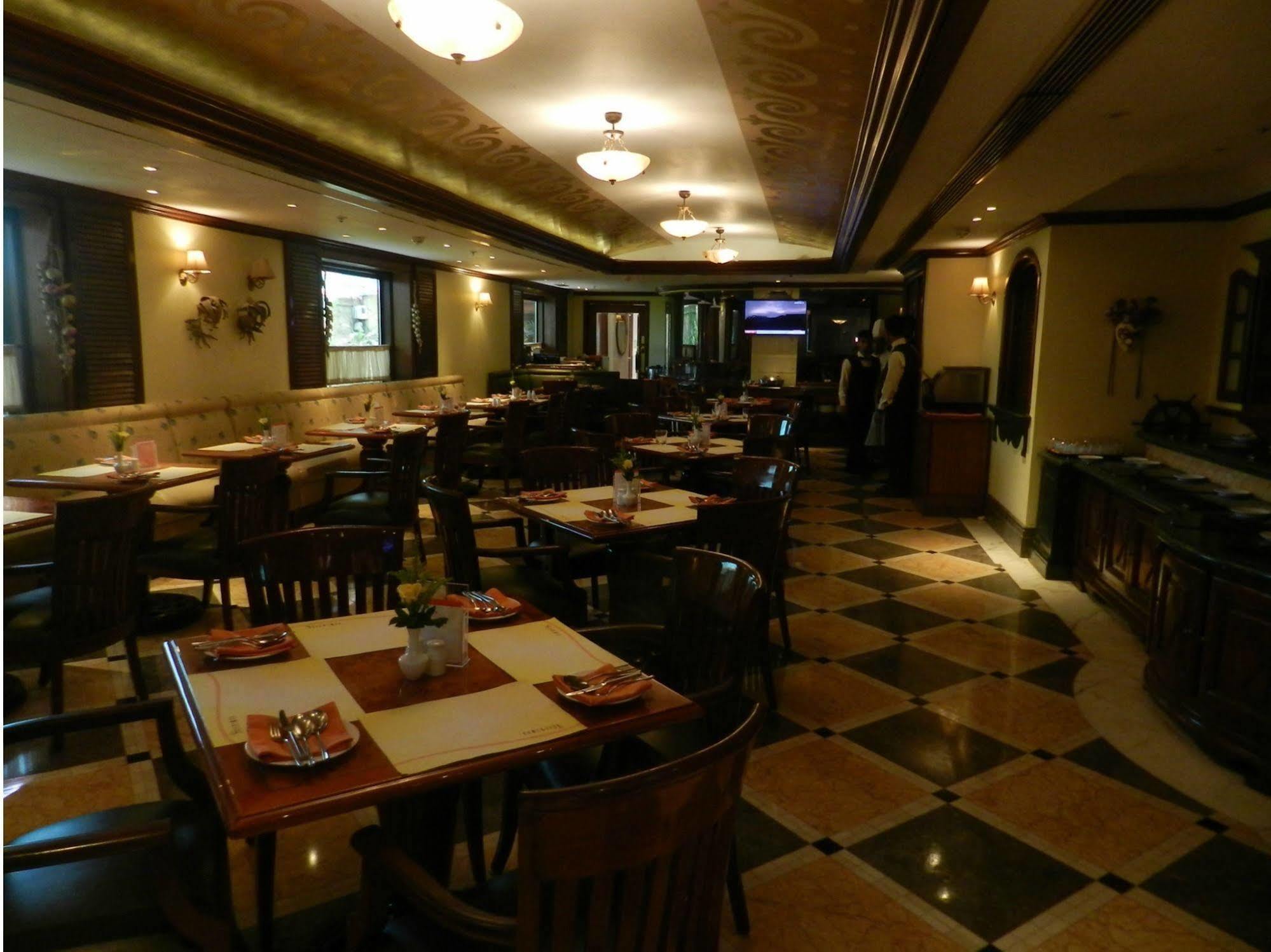 Ramada Plaza By Wyndham Palm Grove Hotel Mumbai Bagian luar foto The interior of the restaurant